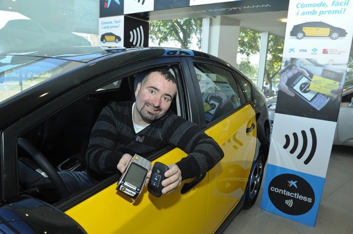 Taxista utilizando el sistema 'contactless' de la Caixa