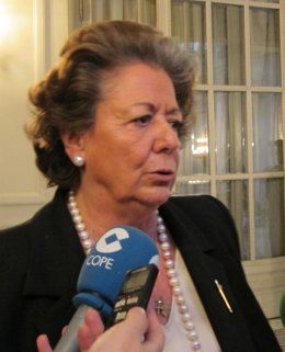 Barberá atendiendo a los medios