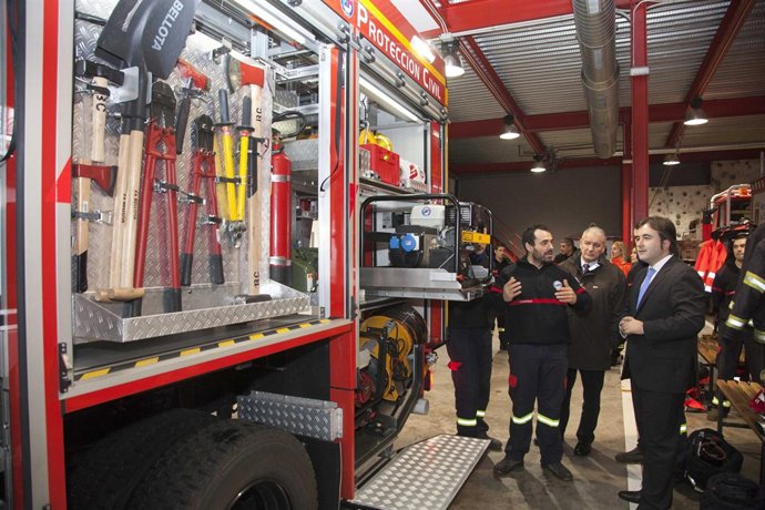 El alcalde presenta el nuevo vehículo de Protección Civil