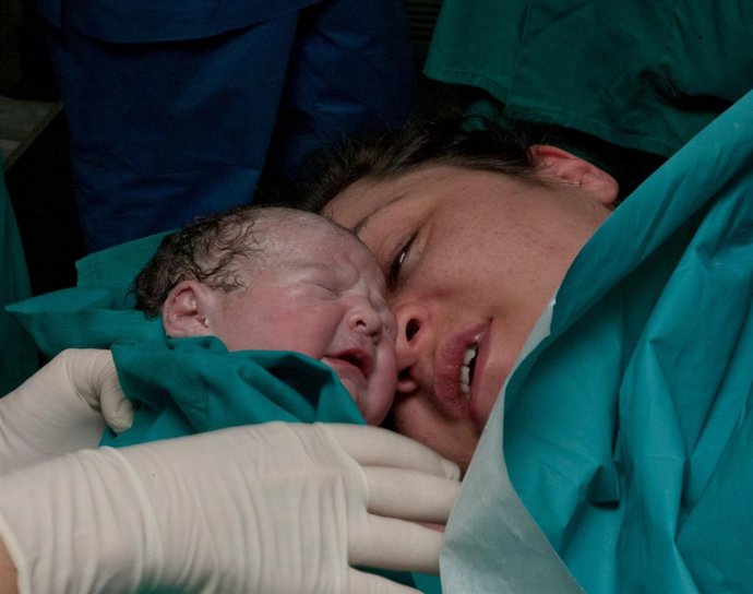 Una madre con su bebé recién nacido