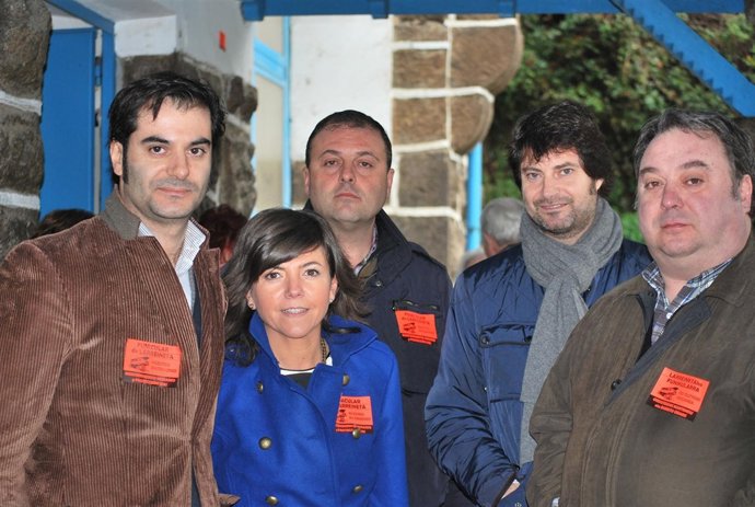 Nerea Llanos con representantes del PP 