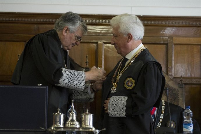 El Justicia de Aragón recibe la Cruz de Honor de San Raimundo de Peñafort.