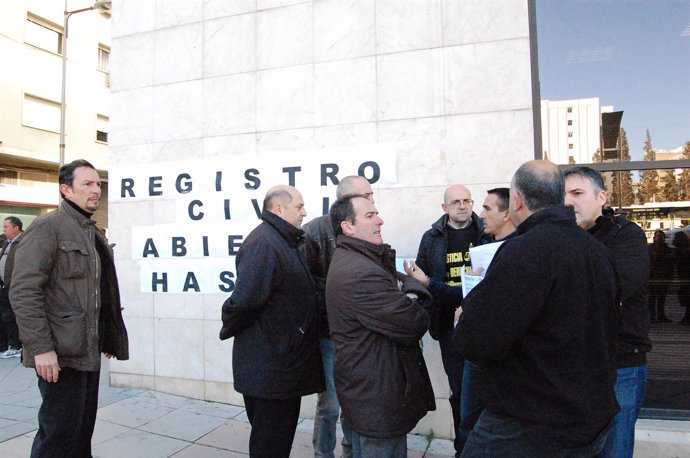 Protesta por el cierre de los registros civiles por la tarde