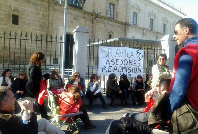 Concentración de asesores y promotores de empleo ante el Parlamento.