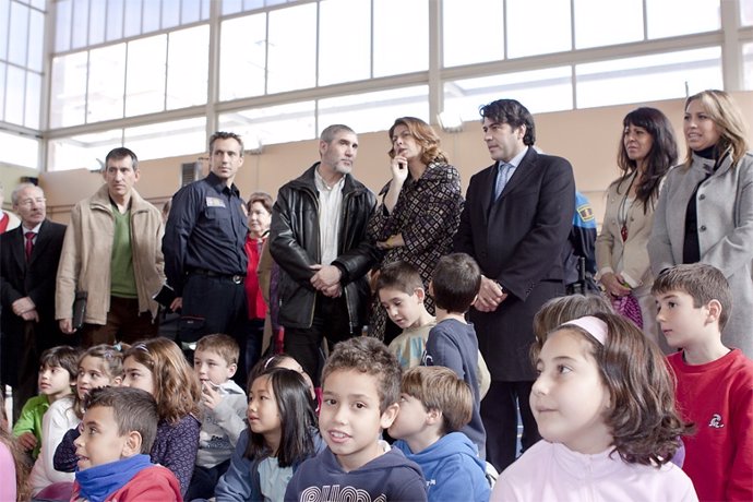 Figar con el alcalde David Pérez en su visita al colegio Clara Campoamor 