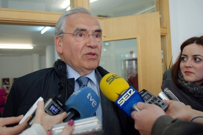 Guerra atiende a los medios