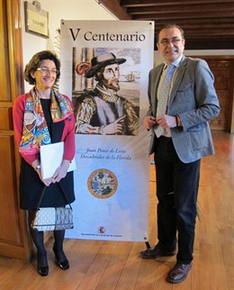 María del Carmen Martínez y Jesús García Galván antes de la conferencia
