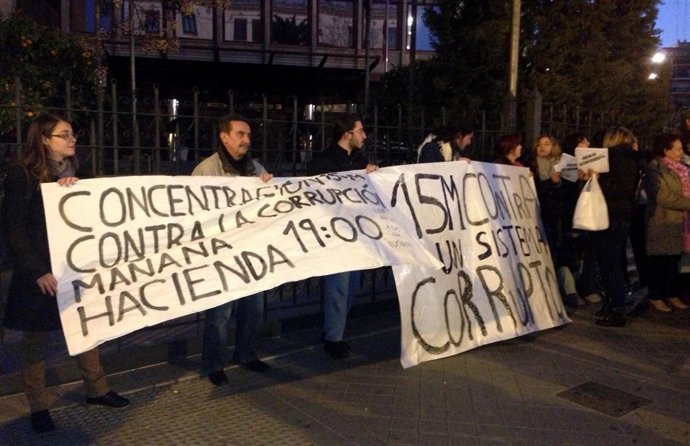 Encierro del 15M en la Delegación de Hacienda en Granada