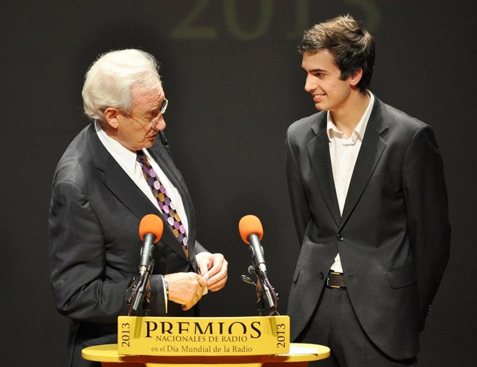 El hijo de Concha García Campoy recoge el premio de su madre