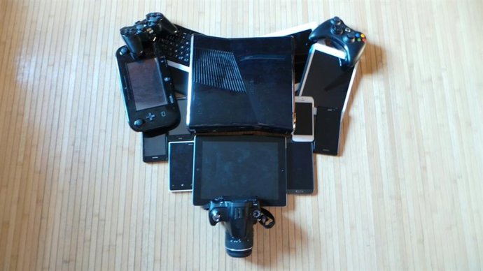 Corazón hecho con gadgets por San Valentín