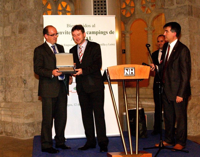 Pablo Alonso recoge el premio de ASECAL