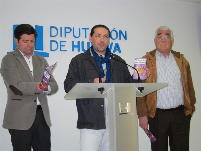 El primer teniente de alcalde de Trigueros, Manuel Rubiales, y Juan Serrato. 