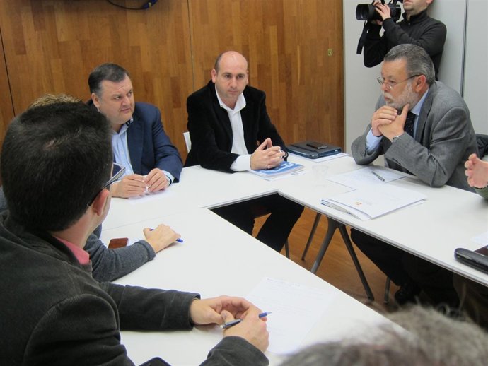 Conejo (centro) en la reunión con el Grupo del PSOE de la Diputación cordobesa