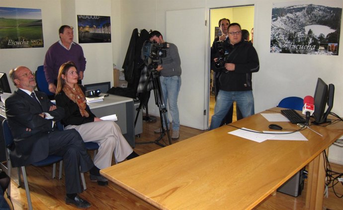 León de la Riva y Cristina Vidal asisten a la explicación del nuevo sistema