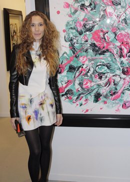 Blanca Cuesta con su obra en la Feria de Arte Contemporánea