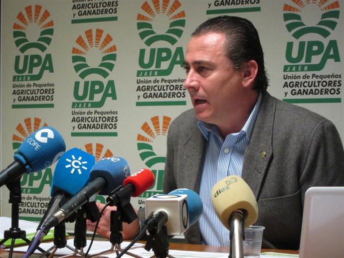 El secretario general de UPA-A, Agustín Rodríguez, en la rueda de prensa.
