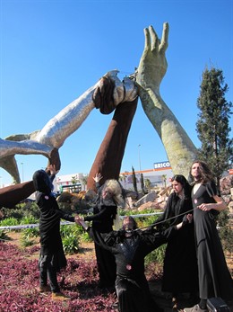 El colectivo Plañideras frente a la escultura de Ripollés en Castellón