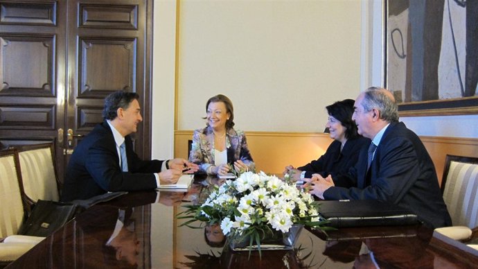 Luisa Fernanda Rudi y miembros del Consejo Aragonés de Cámaras de Comercio