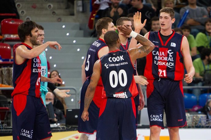 San Emeterio, Cook, Pleiss en el Caja Laboral - FC Barcelona Regal