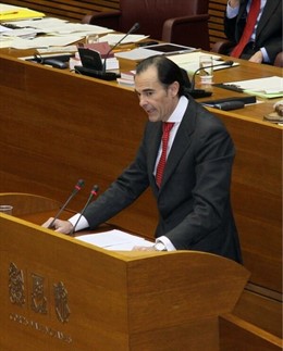 Llombart comparece en el pleno de las Corts