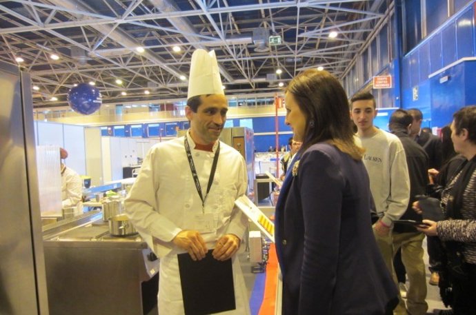 Català visita a los estudiantes de FP que participan en WordlSkills Spain.