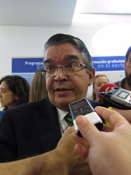 El Conseller José Manuel Vela Atiende A Los Periodistas Tras El Acto.