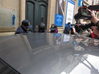 Registran la sede de Aquagest en Santiago y los agentes de Aduanas se llevan cuatro cajas y una persona esposada