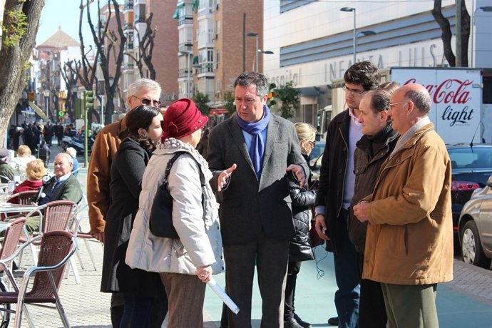 Espadas visita la zona de San Martín de Porres en Triana