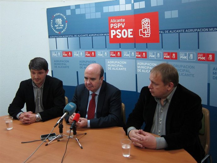 Gaspar Zarrías (centro) en una rueda de prensa en Alicante
