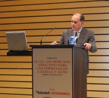 El consejero de Economía y Empleo, Tomás Vilanueva, pronuncia la conferencia