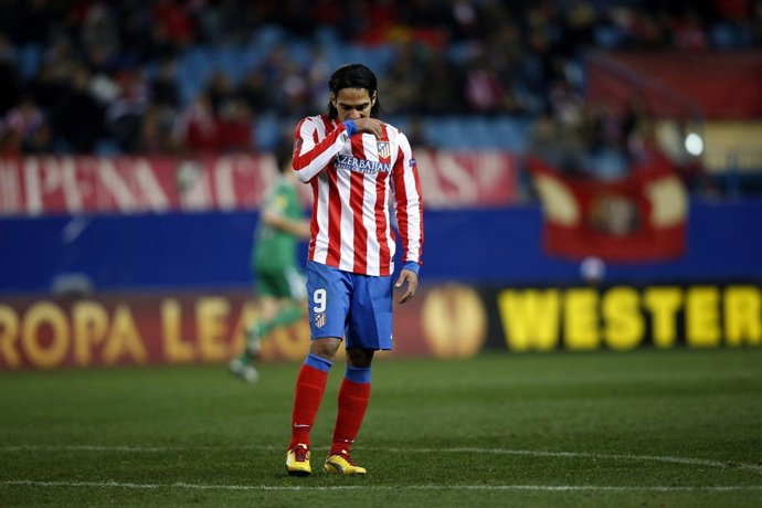 El Atlético se columpia y espera al milagro en Moscú