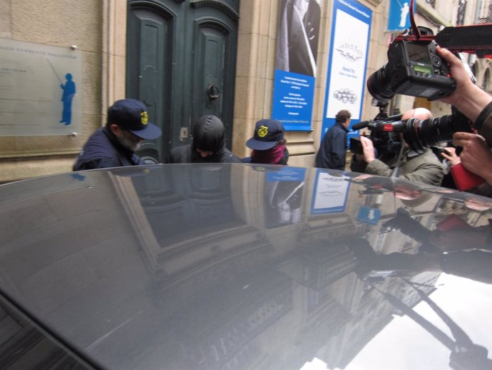 Agentes de Aduanas salen con un detenido de la sede de Aquagest en Santiago