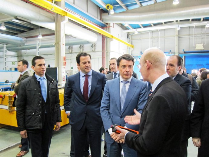 González y Cavero en las cocheras de Metro de Madrid