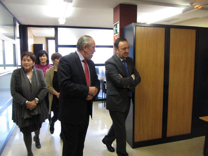 Sanz, Nieto y Carmen Corral, en la visita al Centro Asesor de la Mujer