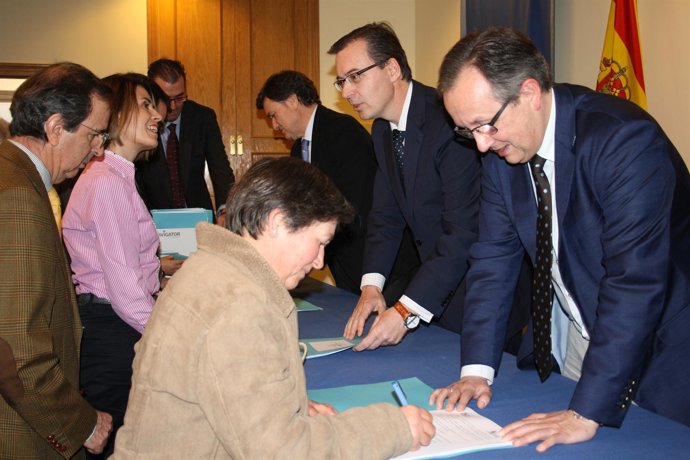 Los alcaldes de Segovia firmando