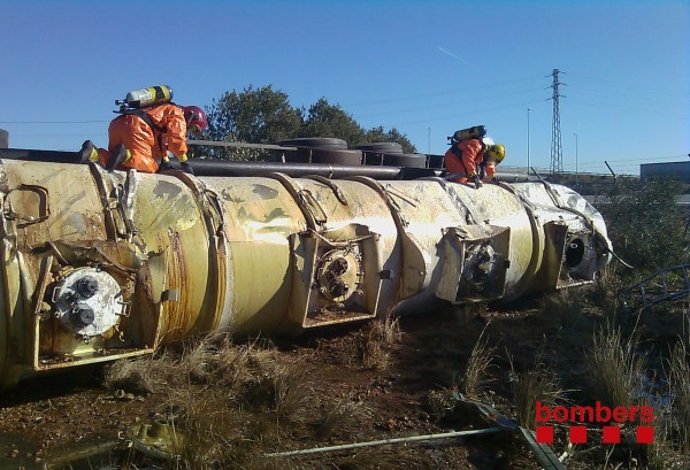 Bomberos trabajan en el camión accidentado en Mont-roig