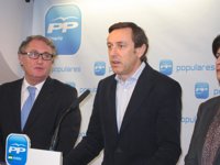 Hernando (PP) rechaza el "papelito" de Rubalcaba y le pide sus declaraciones de la renta de los últimos ocho años