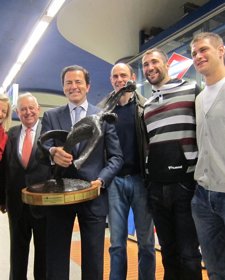 Pable Cavero con jugadores de la selección de balonmano
