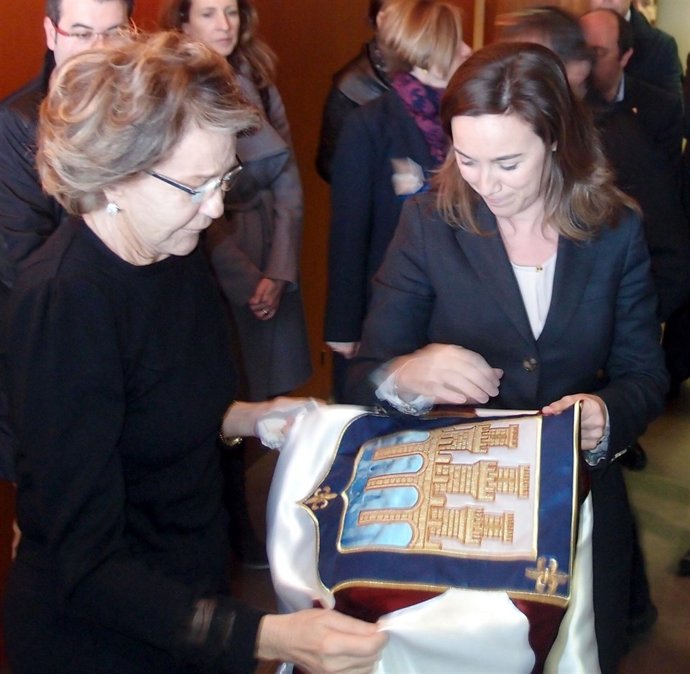 Gamarra entrega la bandera de Logroño a la viuda de Miguel Angel Marín     