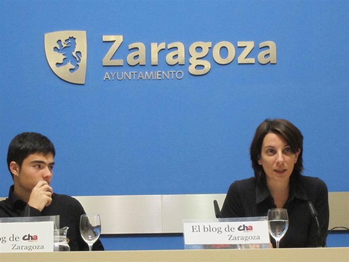 La concejal Leticia Crespo y el coordinador de Chobentú Zaragoza