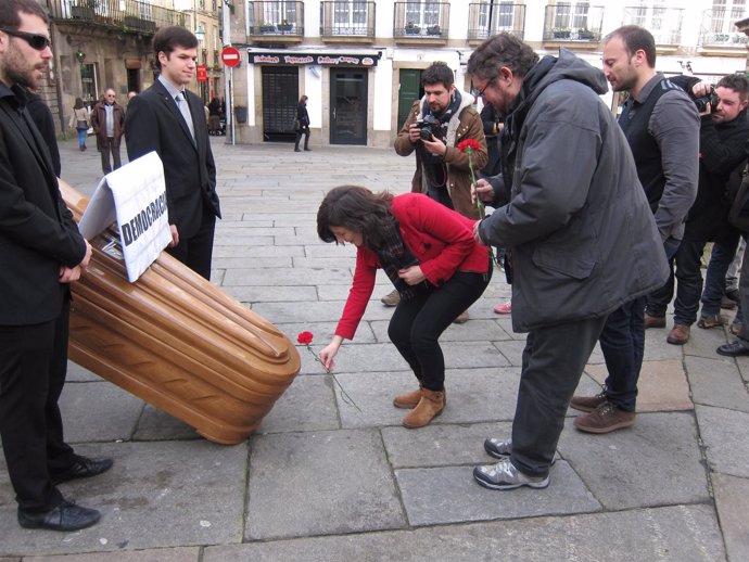 Yolanda Díaz y Xabier Ron escenifican el entierro de la democracia en Santiago