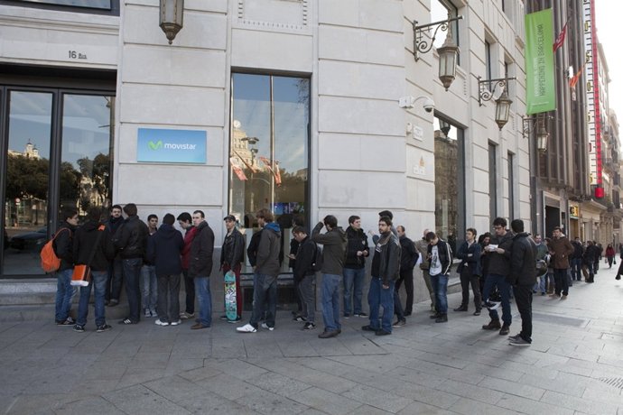 Cola a la entrada del Mobile World Centre el primer día de apertura