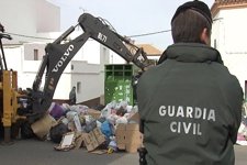 Recogen basura en El Coronil por la alerta sanitaria