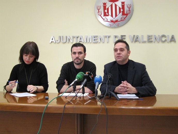 Los ediles de EU Albert y Sanchis junto a Alberto Garzón en rueda de prensa
