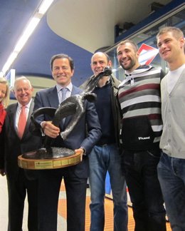 Pable Cavero con jugadores de la selección de balonmano
