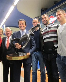 Pable Cavero con jugadores de la selección de balonmano