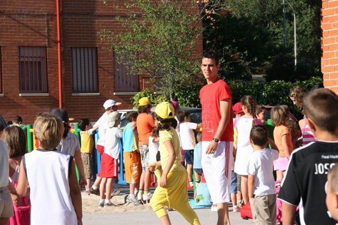 Uno de los campamentos extraescolares de verano en un CEIP de Parla.