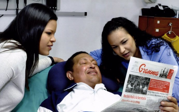 Hugo Chávez con sus hijas