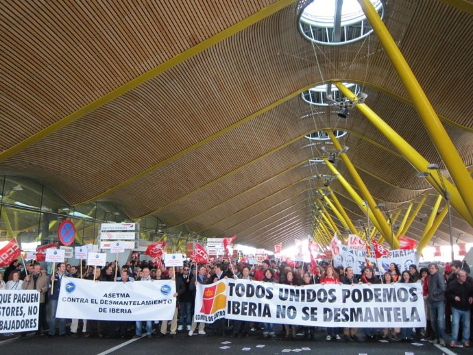 Trabajadores de Iberia protestan en la T4
