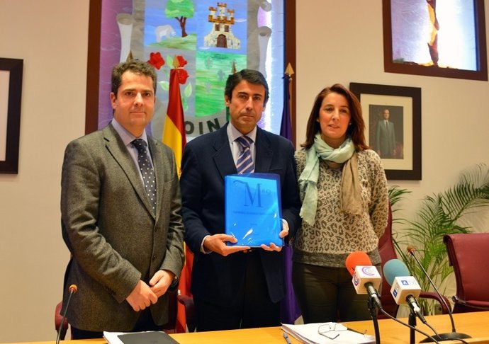 Carlos Conde y el alcalde de Coín, Fernando Fernández Tapia (izquierda)